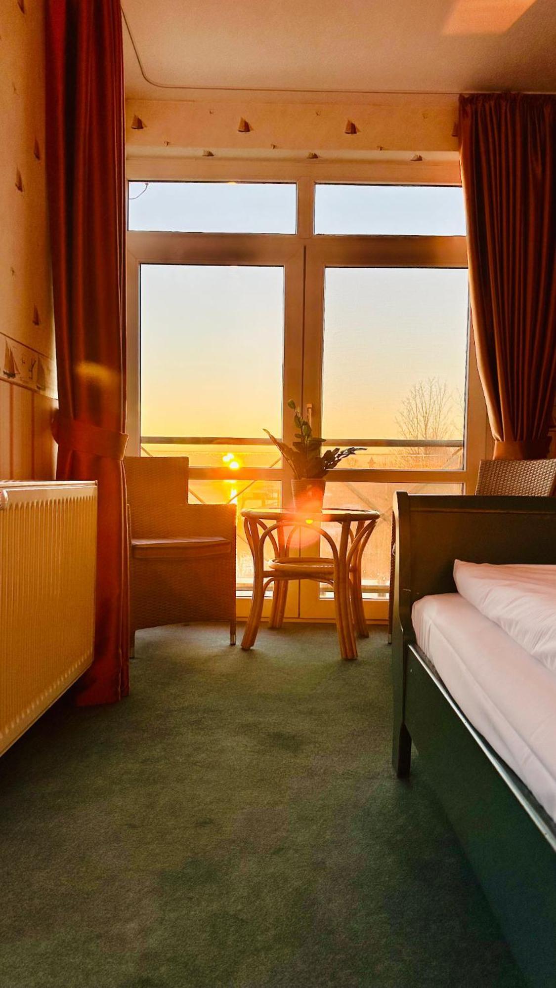 Gaestehaus Weserblick Am Weser-Sandstrand Berne ภายนอก รูปภาพ