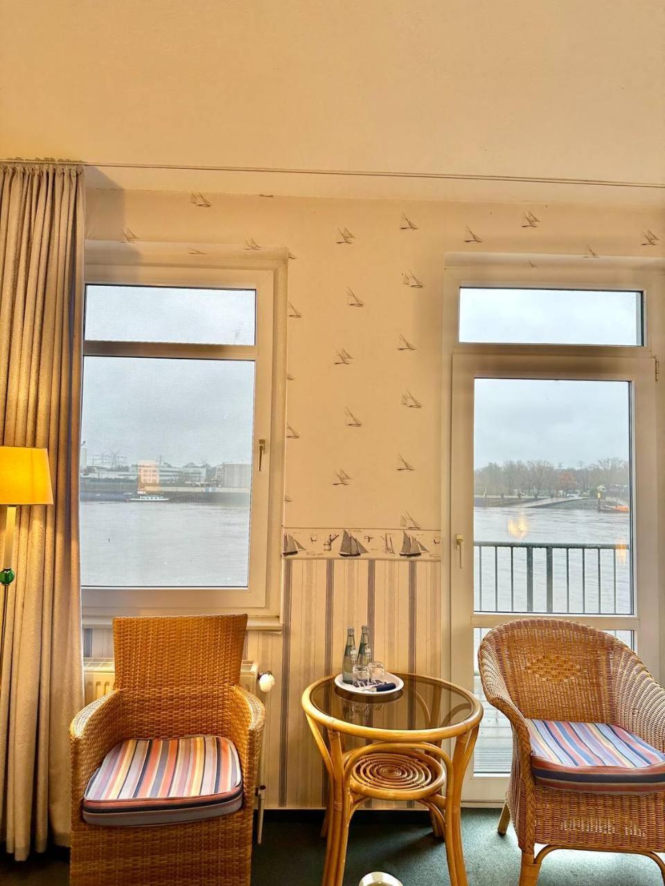 Gaestehaus Weserblick Am Weser-Sandstrand Berne ภายนอก รูปภาพ