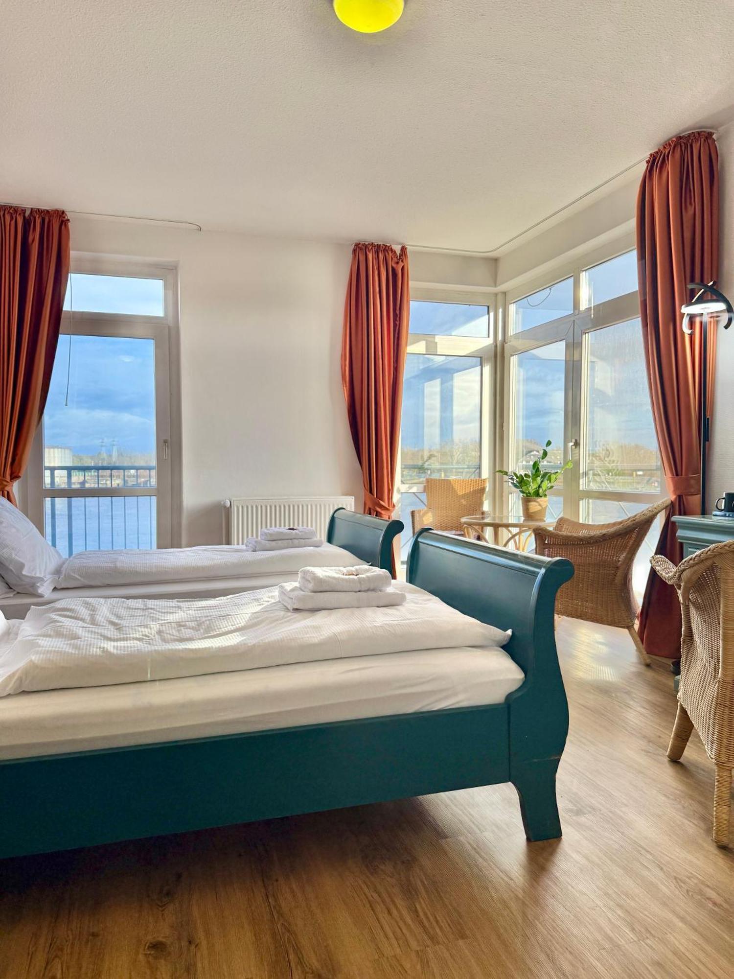 Gaestehaus Weserblick Am Weser-Sandstrand Berne ภายนอก รูปภาพ