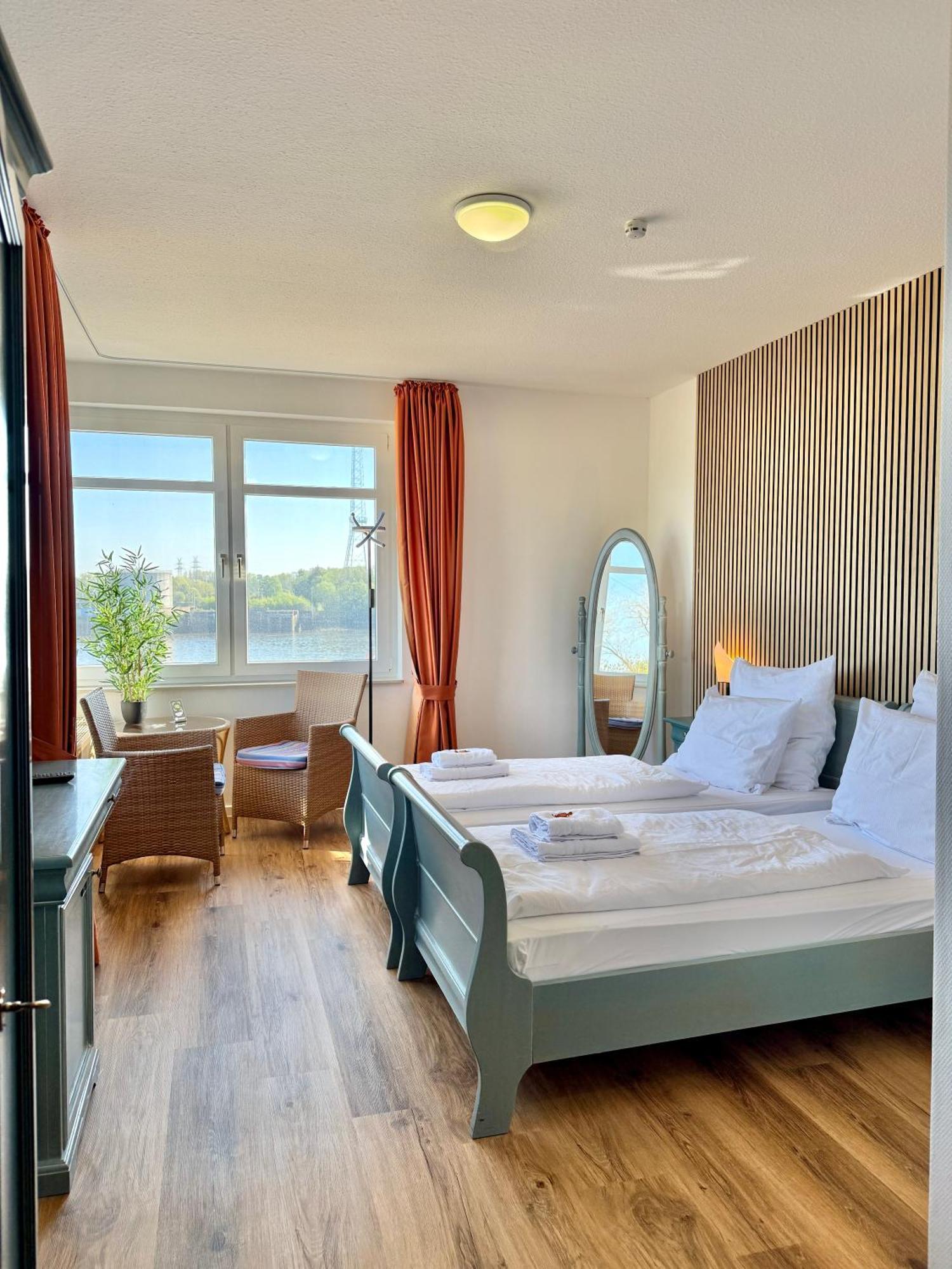 Gaestehaus Weserblick Am Weser-Sandstrand Berne ภายนอก รูปภาพ